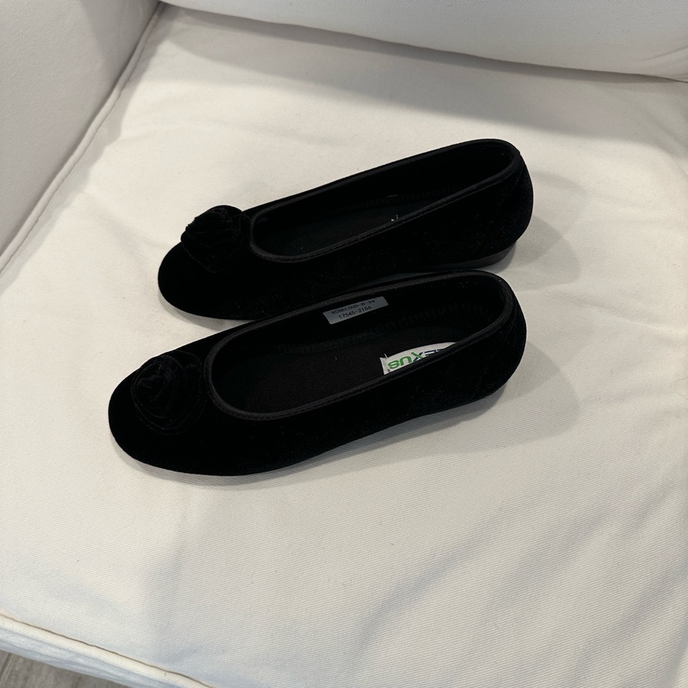 FLEXUS New black US 8.5 slippers